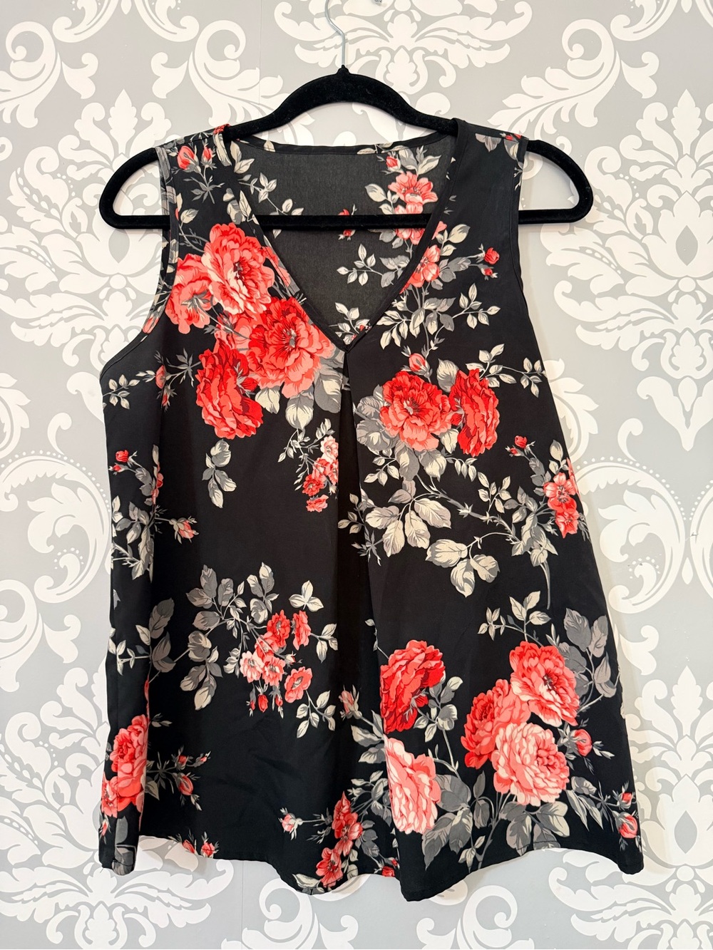 💫10/$25 • Floral Sleeveless V-Neck Women’s Top - Black with Red Floral